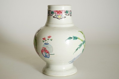 Un vase de forme boule en porcelaine de Chine famille rose, Yongzheng