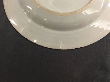 Une paire d'assiettes en porcelaine de Chine famille rose, Yongzheng