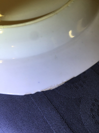 Une paire d'assiettes armori&eacute;es en porcelaine de Chine pour le march&eacute; fran&ccedil;ais, Qianlong