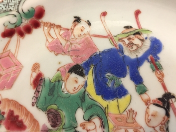Une paire d'assiettes en porcelaine de Chine famille rose, Yongzheng