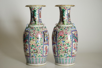 Une paire de vases en porcelaine de Chine famille rose, 19&egrave;me