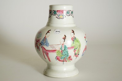 Un vase de forme boule en porcelaine de Chine famille rose, Yongzheng