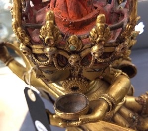 Een Sino-Tibetaanse vergulde bronzen figuur van Chakrasamvara, 17/18e eeuw