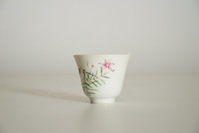 A Chinese famille rose grasshopper cup, Tongzhi mark, 19/20th C.