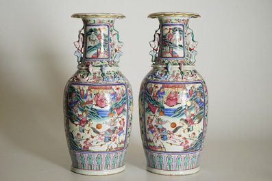 Une paire de vases en porcelaine de Chine famille rose, 19&egrave;me