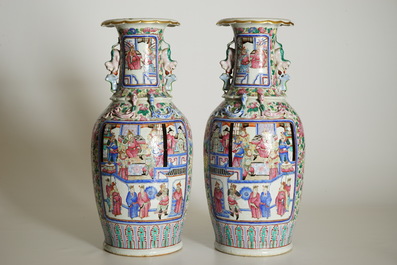 Une paire de vases en porcelaine de Chine famille rose, 19&egrave;me