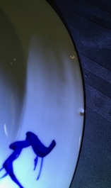 Un plat en porcelaine de Chine bleu et blanc &agrave; d&eacute;cor de "La Romance de la chambre de l'ouest", Yongzheng