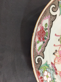 Une paire d'assiettes en porcelaine de Chine famille rose, Yongzheng