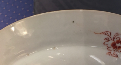 Une paire d'assiettes en porcelaine de Chine &agrave; d&eacute;cor "Pompadour", vers 1745