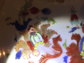 Une paire d'assiettes en porcelaine de Chine &agrave; d&eacute;cor "Pompadour", vers 1745