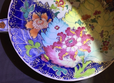 Une paire de rechauds &agrave; d&eacute;cor &ldquo;Feuille de Tabac&rdquo; en porcelaine de Chine famille rose, Qianlong