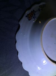 Une paire d'assiettes en porcelaine de Chine &agrave; d&eacute;cor feuille de tabac, Qianlong
