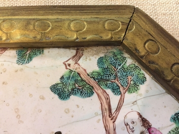 Een plaquette in Canton emaille met decor van Europeanen, 18e eeuw