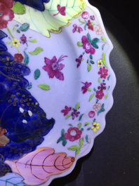 Une paire d'assiettes en porcelaine de Chine &agrave; d&eacute;cor feuille de tabac, Qianlong