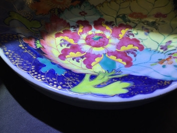 Une paire de rechauds &agrave; d&eacute;cor &ldquo;Feuille de Tabac&rdquo; en porcelaine de Chine famille rose, Qianlong