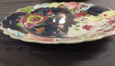 Une paire d'assiettes en porcelaine de Chine &agrave; d&eacute;cor feuille de tabac, Qianlong
