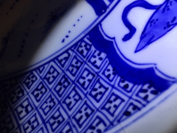 Un plat profond en porcelaine de Chine bleu et blanc &agrave; d&eacute;cor de "La Romance de la chambre de l'ouest", Yongzheng