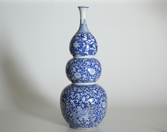 Een grote Chinese blauw-witte driedubbele gourde vaas, Kangxi