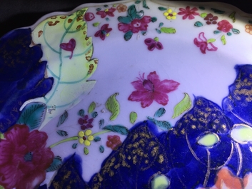 Une paire d'assiettes en porcelaine de Chine &agrave; d&eacute;cor feuille de tabac, Qianlong