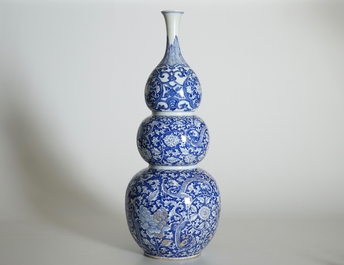 Een grote Chinese blauw-witte driedubbele gourde vaas, Kangxi