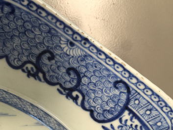Een paar octagonale Chinese blauw-witte schotels, Qianlong