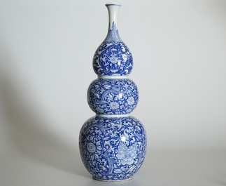 Een grote Chinese blauw-witte driedubbele gourde vaas, Kangxi