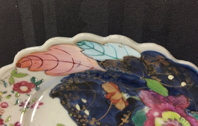 Une paire d'assiettes en porcelaine de Chine &agrave; d&eacute;cor feuille de tabac, Qianlong