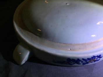 Une paire de rechauds &agrave; d&eacute;cor &ldquo;Feuille de Tabac&rdquo; en porcelaine de Chine famille rose, Qianlong
