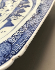 Een paar octagonale Chinese blauw-witte schotels, Qianlong