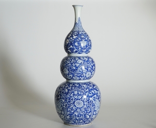 Een grote Chinese blauw-witte driedubbele gourde vaas, Kangxi