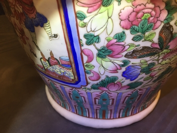 Une paire de vases en porcelaine de Chine famille rose, 19&egrave;me