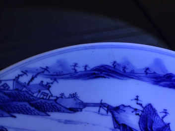 Une assiette en porcelaine de Chine bleu et blanc &agrave; d&eacute;cor de paysages, Kangxi, vers 1660
