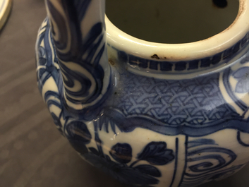 Een Chinese blauw-witte kraak wijnpot met deksel, Ming, Wanli
