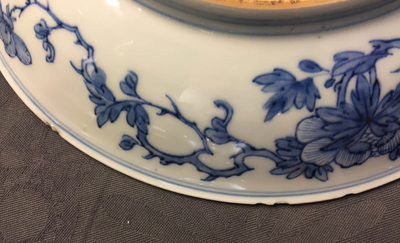 Une assiette en porcelaine de Chine bleu et blanc &agrave; d&eacute;cor de paysages, Kangxi, vers 1660