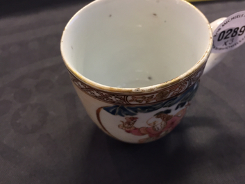 Deux tasses et soucoupe en porcelaine de Chine famille rose, Yongzheng