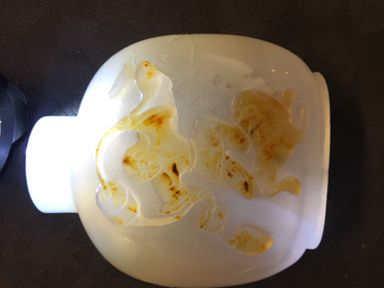 A fine Chinese agate snuff bottle with Liu Hai, 18/19th C.