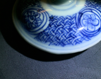 Een Chinese blauw-witte kraak wijnpot met deksel, Ming, Wanli