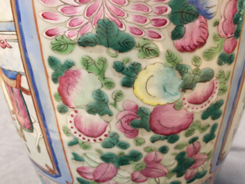 Een Chinese famille verte moonflask, 19e eeuw