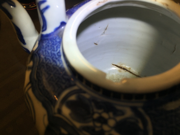 Een Chinese blauw-witte kraak wijnpot met deksel, Ming, Wanli