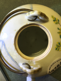 Une th&eacute;i&egrave;re en porcelaine de Chine famille rose &agrave; d&eacute;cor de gar&ccedil;ons jouants, 19&egrave;me