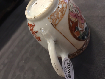 Deux tasses et soucoupe en porcelaine de Chine famille rose, Yongzheng