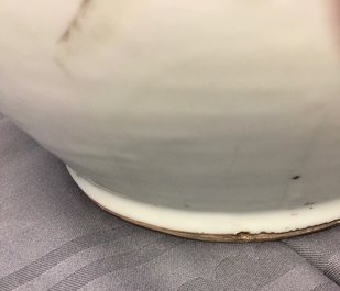 Une paire de vases en porcelaine de Chine famille rose aux dames dans un jardin, 19/20&egrave;me