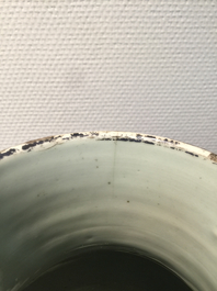 Een paar Chinese blauw-witte dekselvazen, 19e eeuw