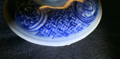 Een Chinese blauw-witte kraak wijnpot met deksel, Ming, Wanli