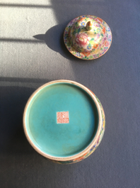 Een Chinese dekselvaas met famille rose millefleurs decor, Qianlong merk, 20e eeuw