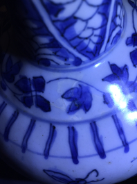 Un kendi en porcelaine de Chine bleu et blanc de type Kraak &agrave; d&eacute;cor d'une salamandre, Ming, Wanli