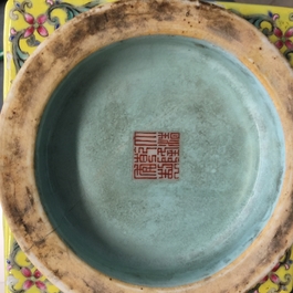 Een Chinese cong vaas met decor van trigrammen op gele fond, 19/20e eeuw