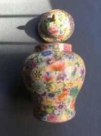 Een Chinese dekselvaas met famille rose millefleurs decor, Qianlong merk, 20e eeuw