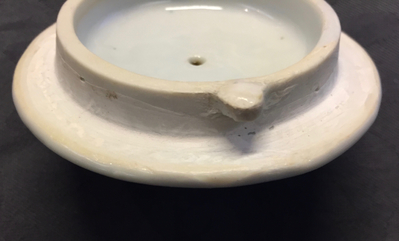 Een Chinese blauw-witte kraak wijnpot met deksel, Ming, Wanli