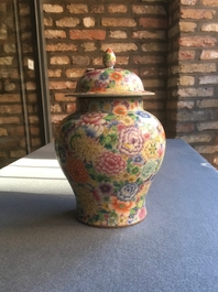 Een Chinese dekselvaas met famille rose millefleurs decor, Qianlong merk, 20e eeuw